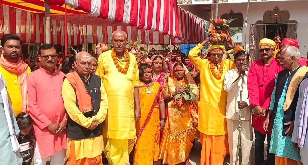 शिव मंदिर में प्राण-प्रतिष्ठा,  हरिनाम संकीर्तन यज्ञ को ले निकली कलश शोभायात्रा