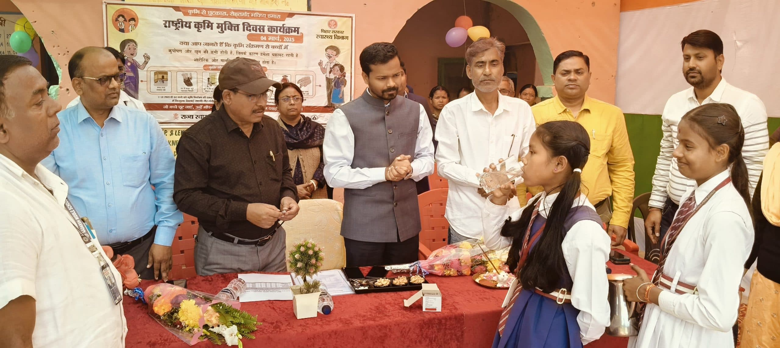 स्कूली बच्चों को कृमि नाशक खिलाकर डीएम ने की कार्यक्रम की शुरूआत