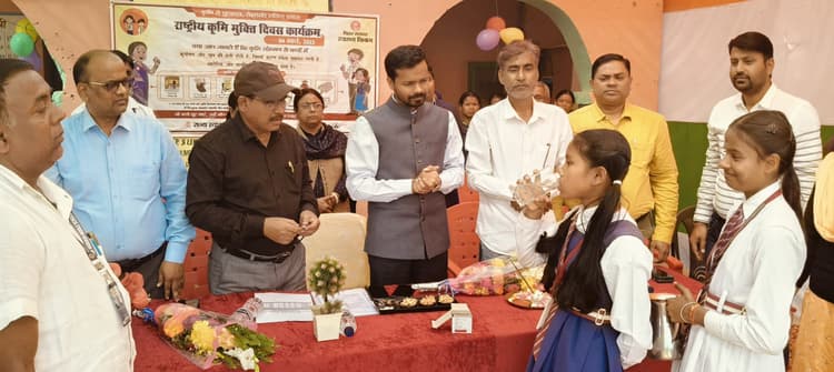 स्कूली बच्चों को कृमि नाशक खिलाकर डीएम ने की कार्यक्रम की शुरूआत