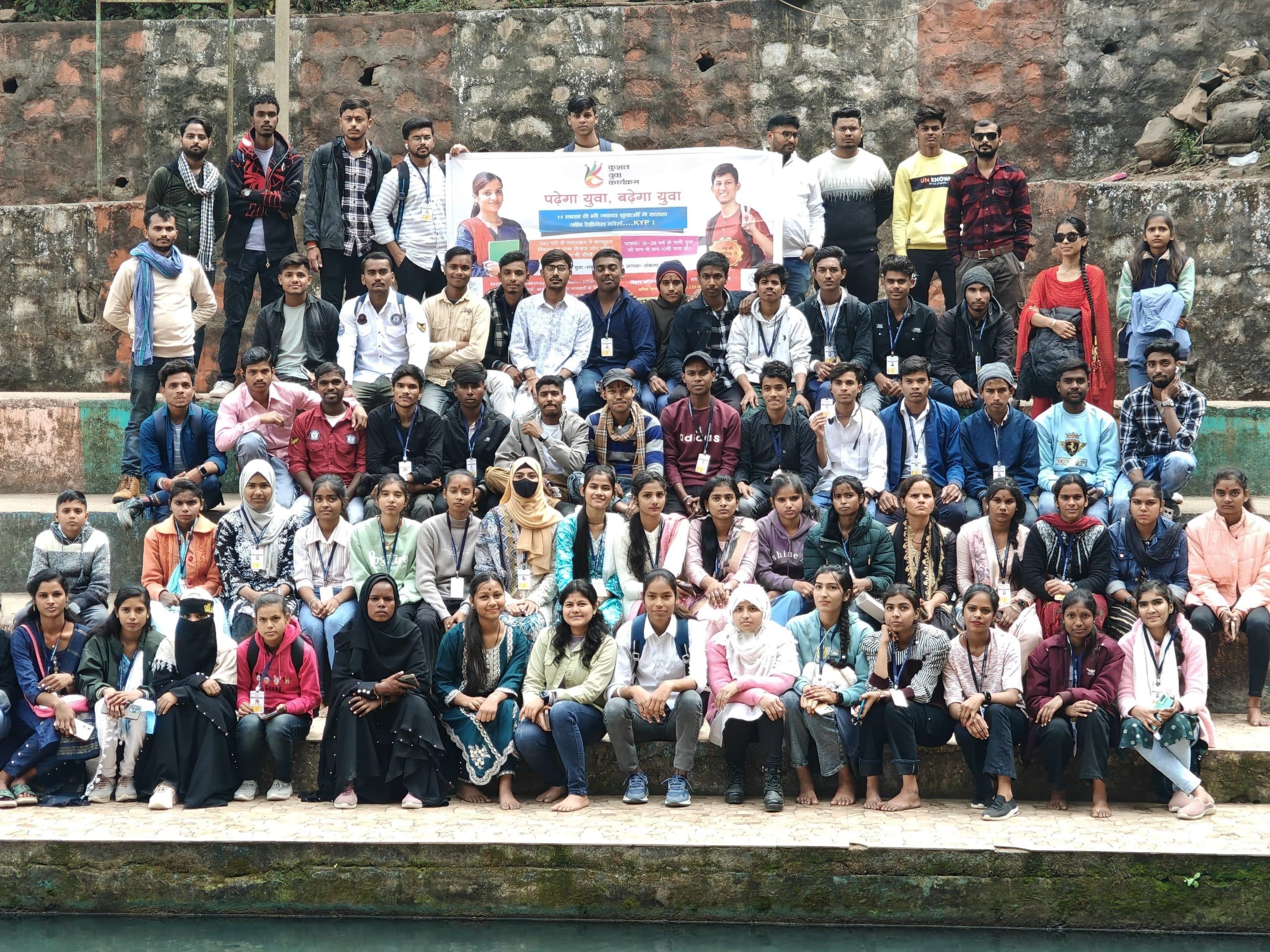 कुशल युवा कार्यक्रम के प्रशिक्षणार्थियों को मोतीझरना का कराया गया भ्रमण