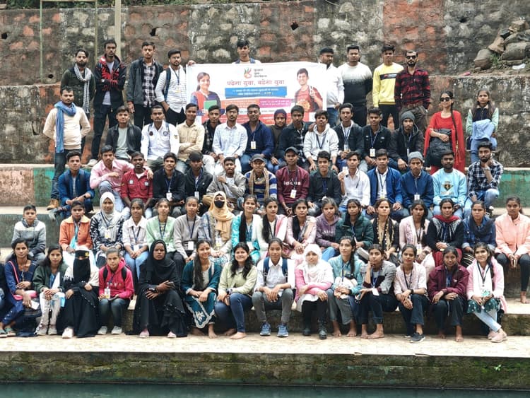 कुशल युवा कार्यक्रम के प्रशिक्षणार्थियों को मोतीझरना का कराया गया भ्रमण