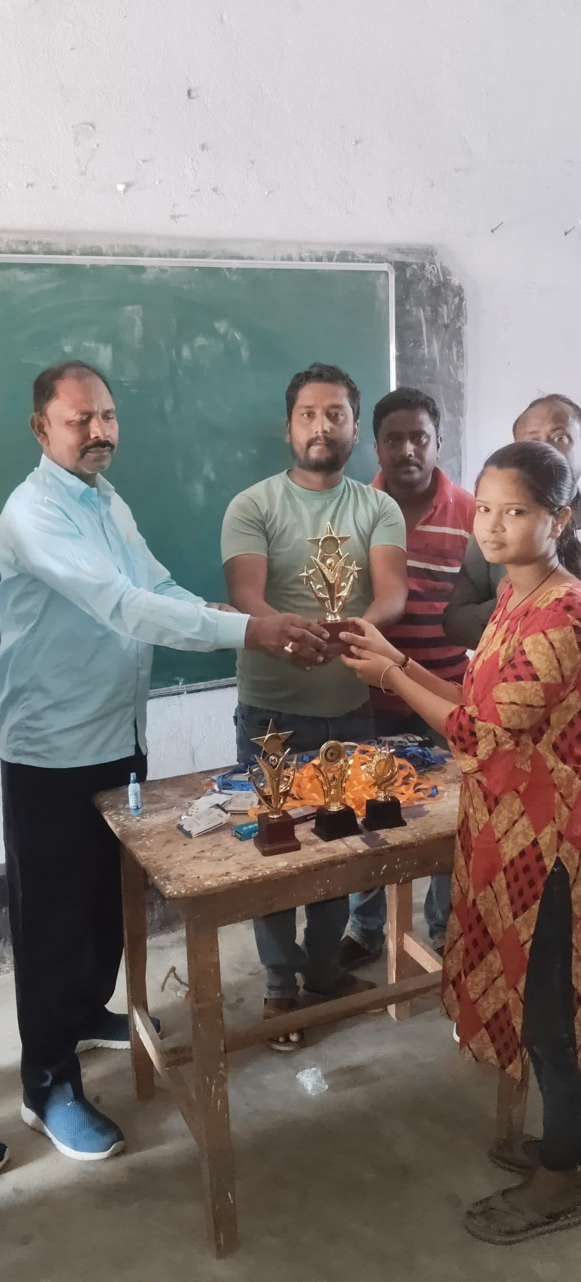 Deoghar news : खेलकूद प्रतियोगिता की विभिन्न स्पर्धा में सफल रहे छात्र-छात्राओं के बीच पुरस्कार का वितरण