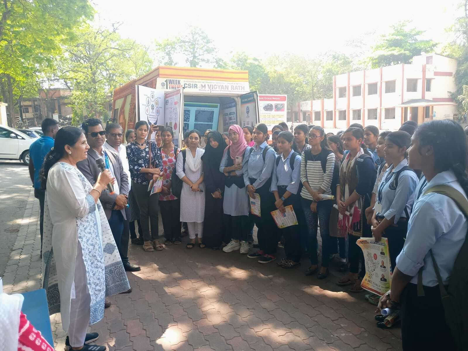 Jamshedpur news. सीएसआइआर-आइएमएमटी भुवनेश्वर की विज्ञान रथ पहुंची शहर