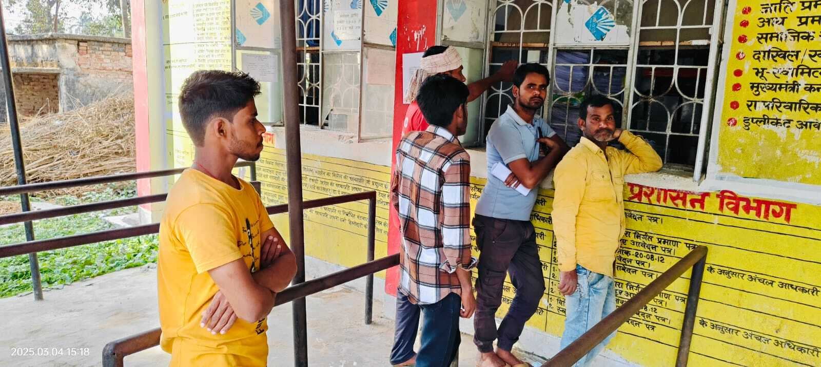 प्रमाणपत्र बनवाने के लिए भटक रहे छात्र