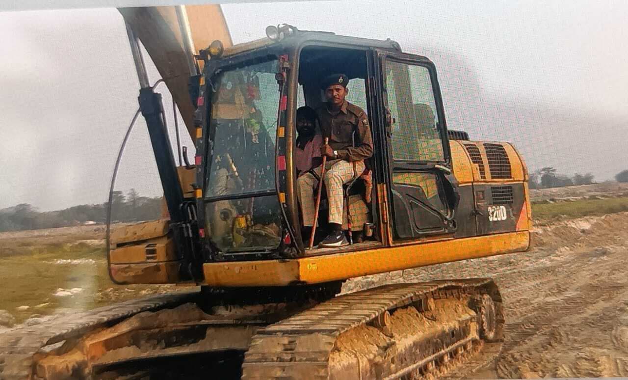 अवैध खनन में लगे छह ट्रैक्टर व एक जेसीबी को खनन विभाग ने किया जब्त