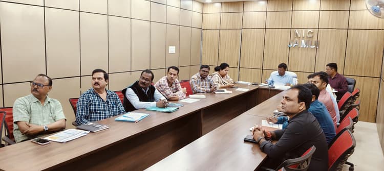 निर्धारित समय सीमा के भीतर विकास कार्याें को पूरा करने के निर्देश