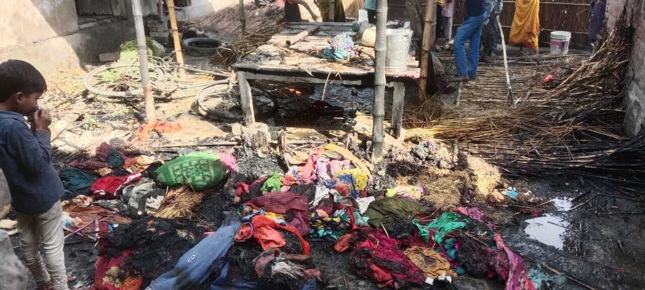 अगलगी की दो घटनाओं में चार घर जले, लाखों का नुकसान