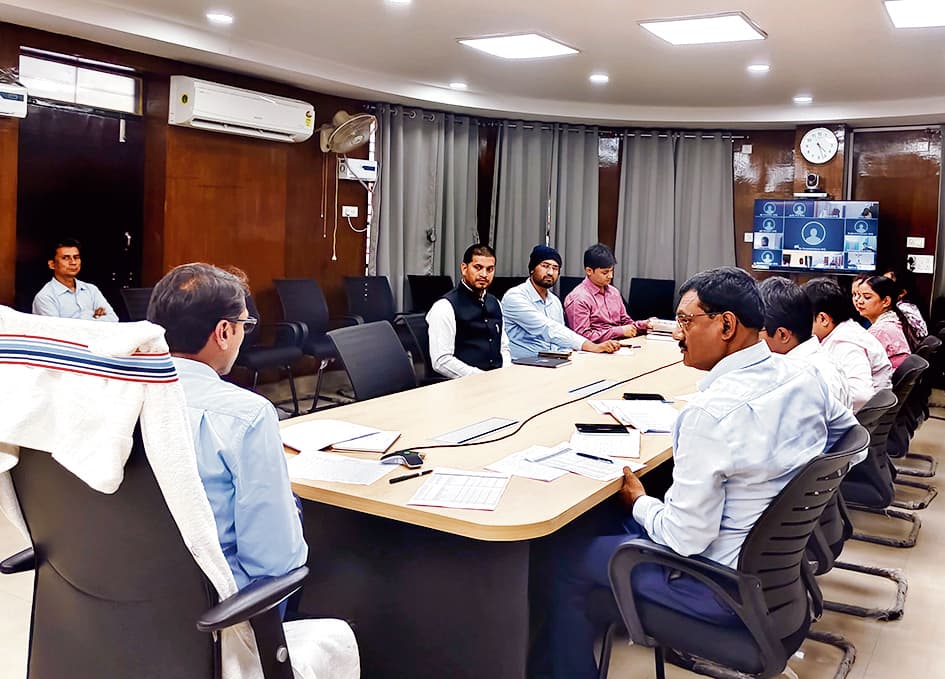 दाखिल-खारिज, परिमार्जन व आधार सीडिंग के आवेदनों को कैंप मोड में निबटाएं : डीएम