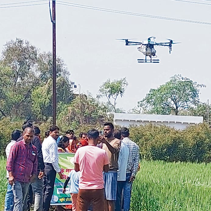 गेहूं की फसल पर ड्रोन से किया उर्वरक व कीटनाशकों का छिड़काव