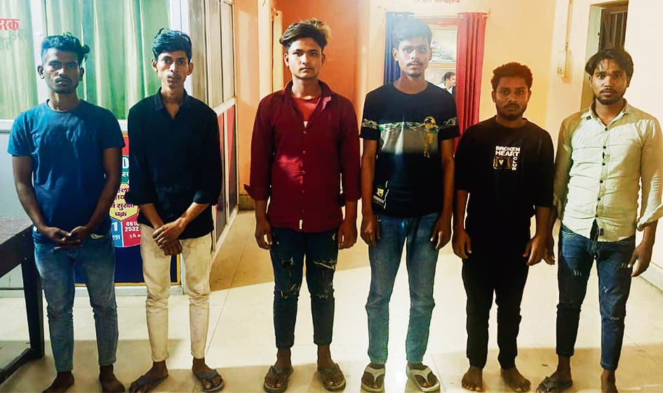 sasaram News : पुलिस पांच चोरी की बाइकों के साथ छह चोरों को किया गिरफ्तार