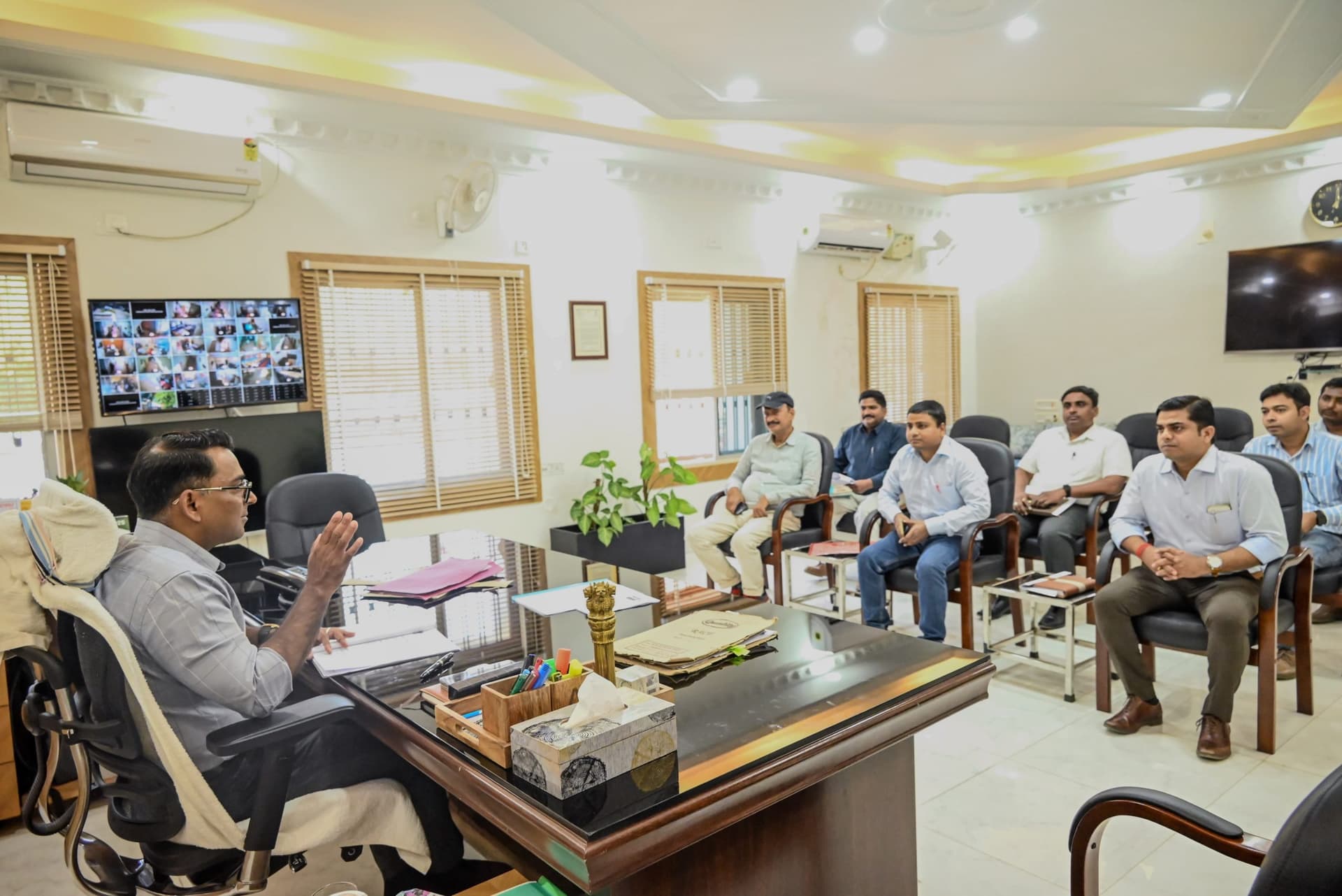 Deoghar news : विभाग शत प्रतिशत घरों में विद्युत आपूर्ति करें सुनिश्चित : उपायुक्त