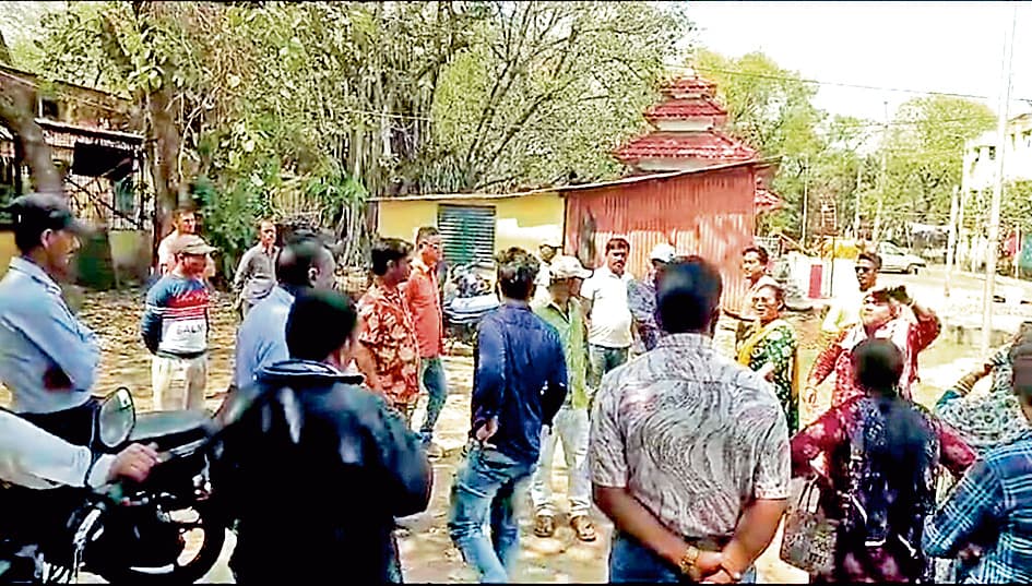 टिन शेड लगवाने के कार्य को आइएसपी के गार्डों ने रोका