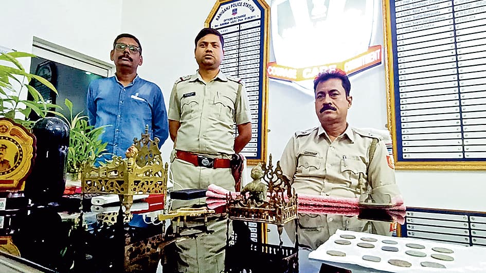 नशे के लिए चोरी करता रहा इरशाद, माल बरामद