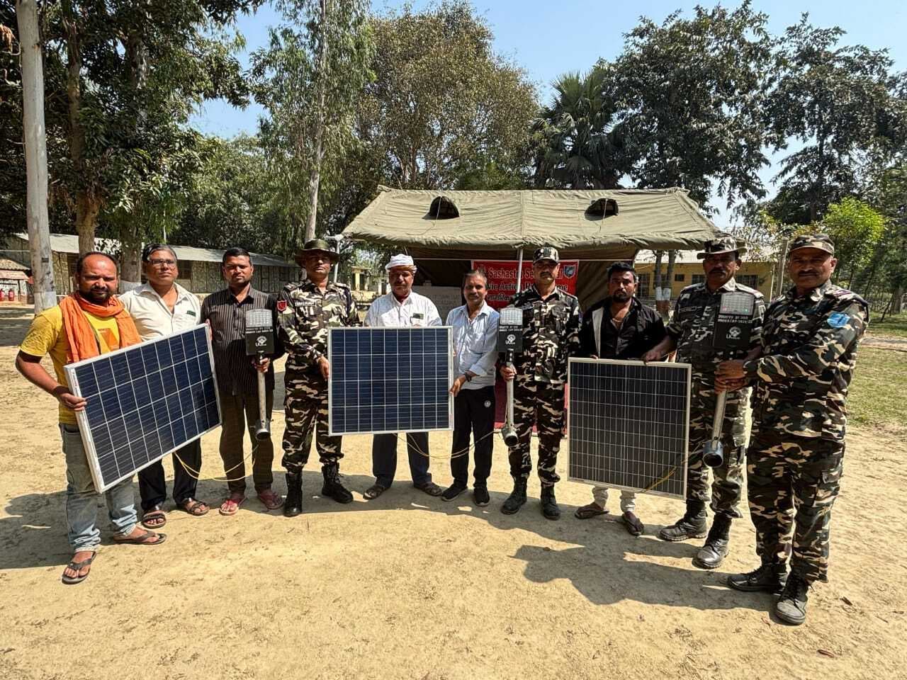 Madhubani News : देवधा में सोलर लाइट का किया वितरण