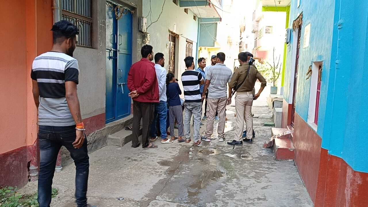 घर का ताला तोड़कर एक लाख की संपत्ति चोरी