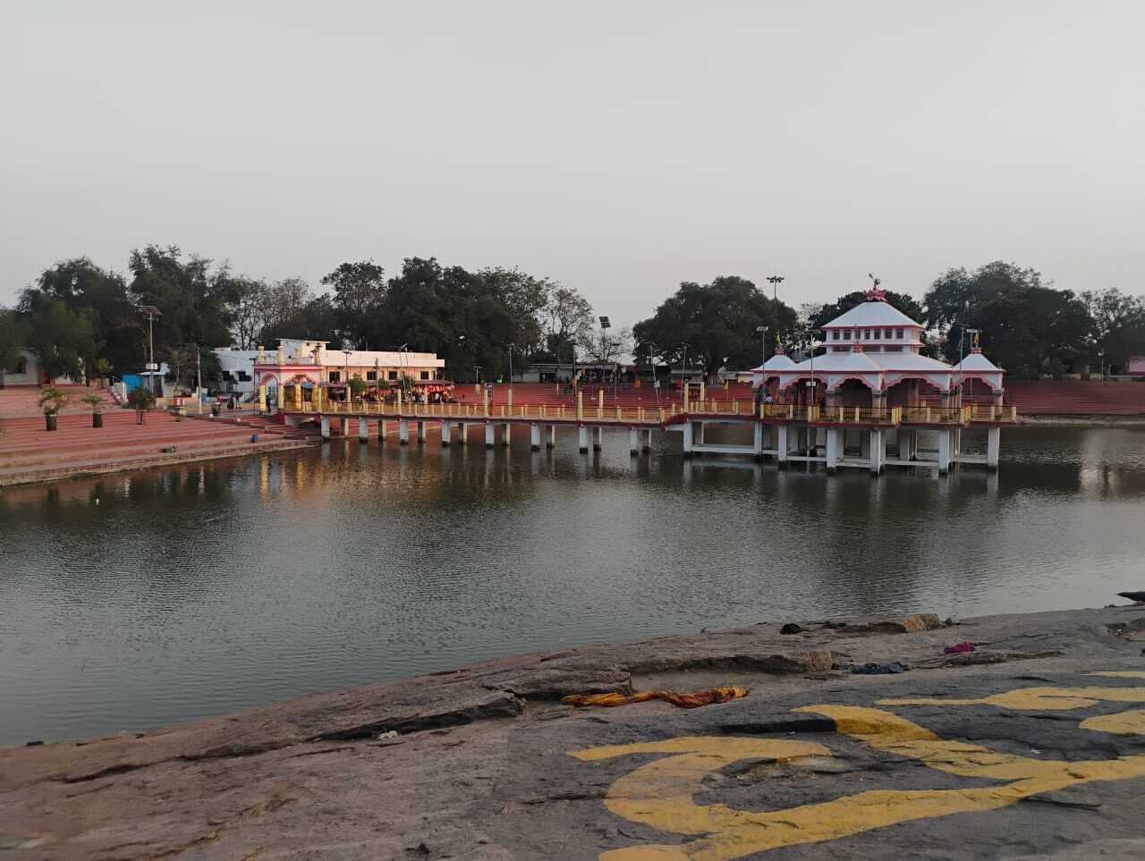 पापहारिणी सरोवर का सुखाया जा रहा जल, श्रद्धालुओं को होगी परेशानी