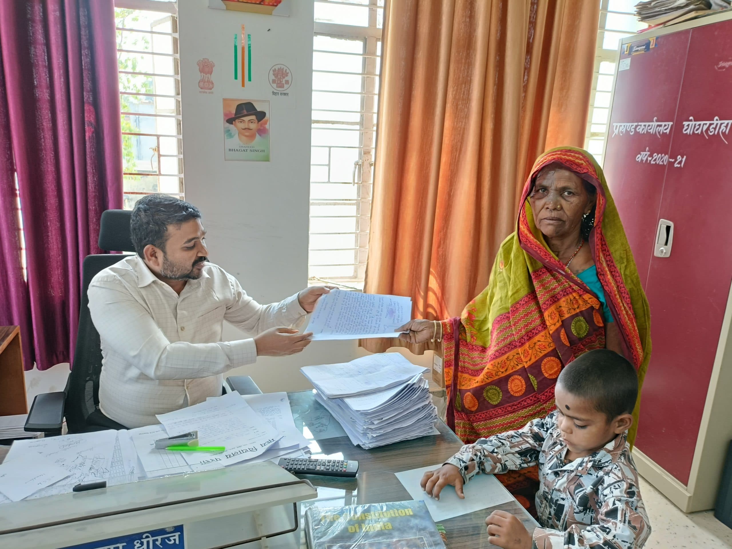 Madhubani News : पीएम आवास योजना के लिए रुपये वसूलने का लगाया आरोप