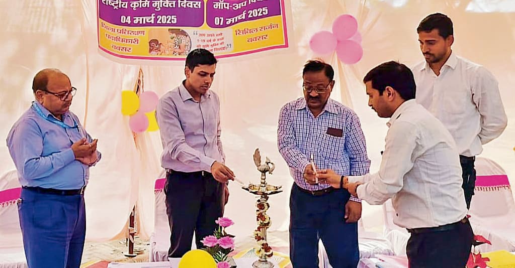 Buxar News: राष्ट्रीय कृमि मुक्ति दिवस : डीएम ने बुनियादी विद्यालय के बच्चों को खिलायी दवा