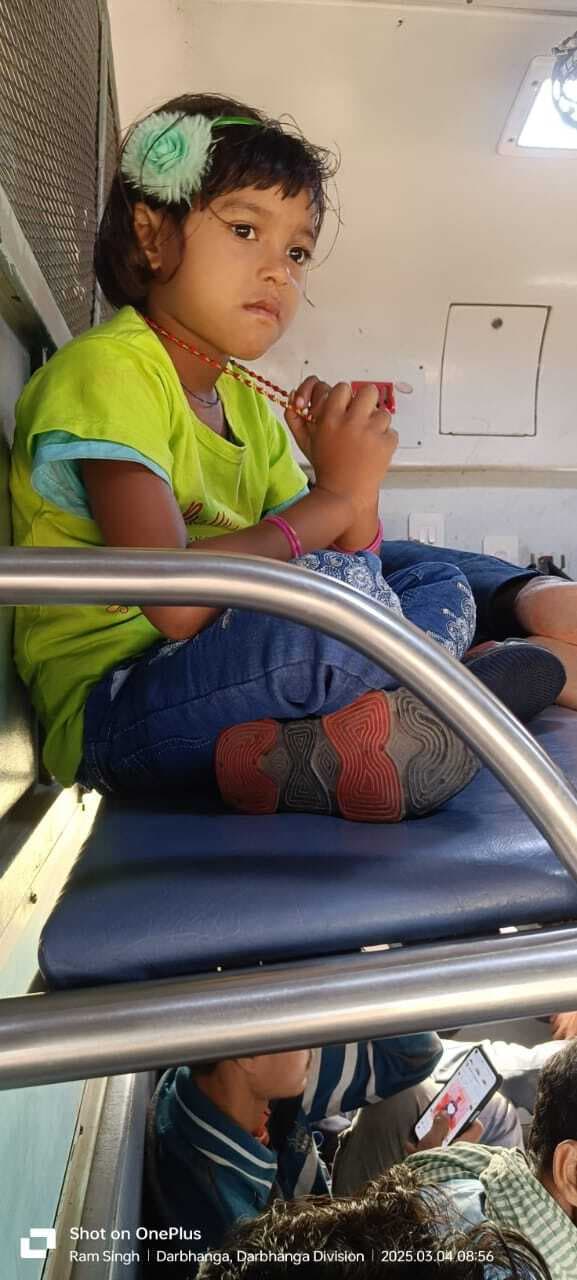 Samastipur Rail News:शहीद एक्सप्रेस से समोसा लेने उतरा यात्री, ट्रेन में छूट गयी बच्ची