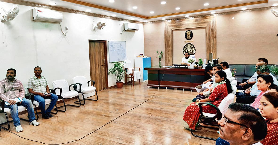 Hajipur News:कार्यों का समय पर करें निष्पादन : डीएम