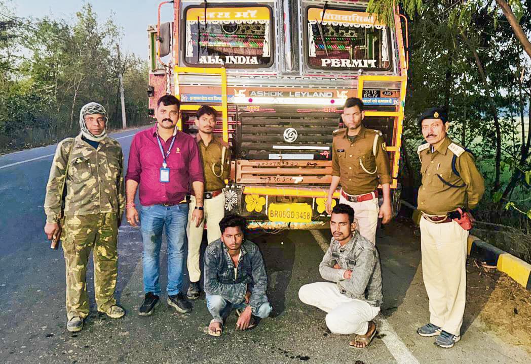 Gopalganj News  : यूपी से ट्रक के केबिन में गुप्त तहखाना बनाकर लायी गयी 10 लाख की शराब जब्त, मोतिहारी के दो तस्कर धराये