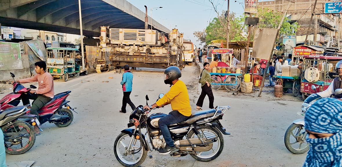 Gopalganj News  : एनएच-27 की सर्विस रोड के निर्माण में एक लेन बंद, दूसरे लेन पर बड़े-बड़े गड्ढे, लग रहा वाहनों का जाम