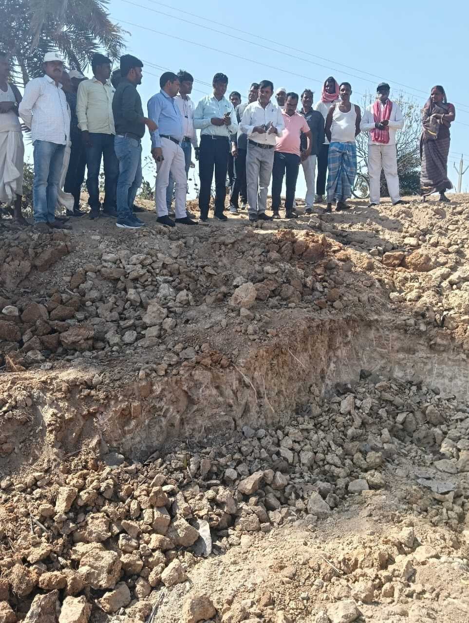 Deoghar news : जेसीबी से डोभा निर्माण की शिकायत पर जांच करने पहुंची टीम, सामने आयी अनियमितता