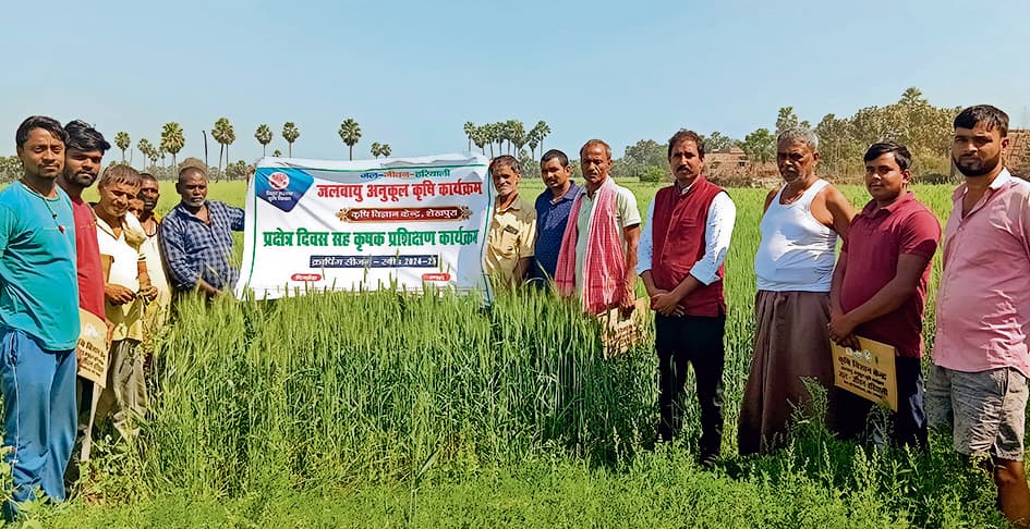 लहलहायी फसलों पर ड्रोन से कीटनाशी दवा व उर्वरक का छिड़काव देख किसान गदगद