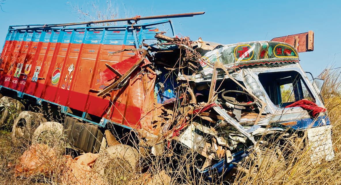 दो ट्रकों की टक्कर में एक ट्रक चालक की मौत