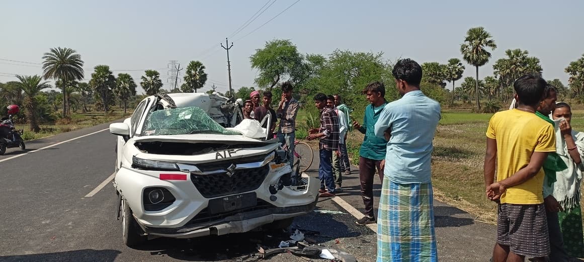 खड़े ट्रक से टकरायी असंतुलित कार, इलाज के दौरान युवक की मौत