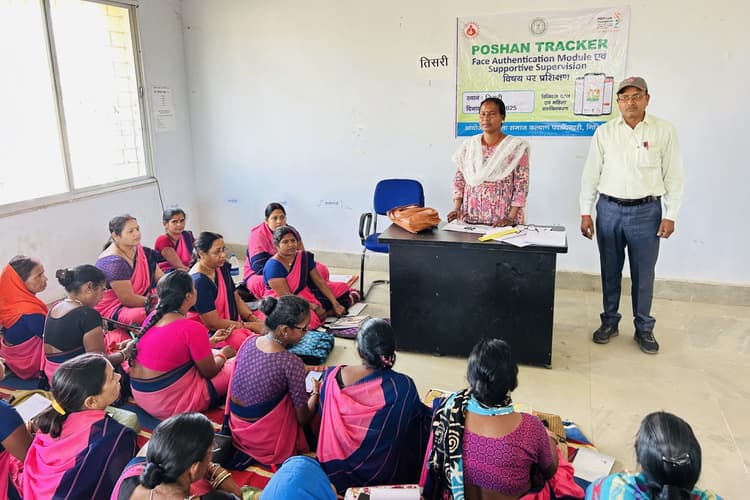 Giridih News: सेविकाओं को दिया गया ट्रैकर ऐप का प्रशिक्षण