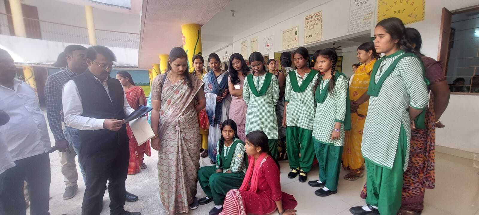 Giridih News :बालिका आवासीय विद्यालय की छात्राओं ने वार्डन पर लगाया मारपीट का आरोप