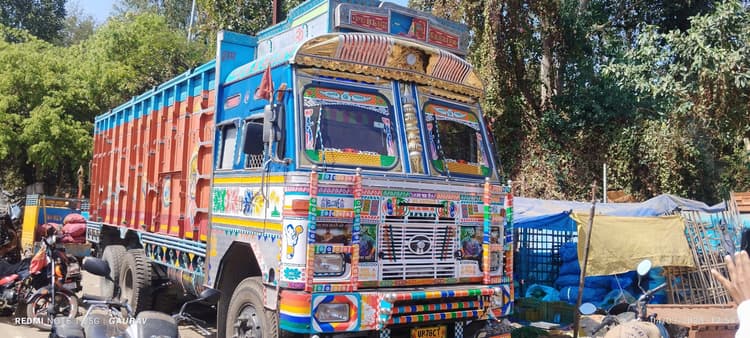 Giridih News :छापेमारी में ट्रक से मिली 24 पेटी बियर, दो हिरासत में