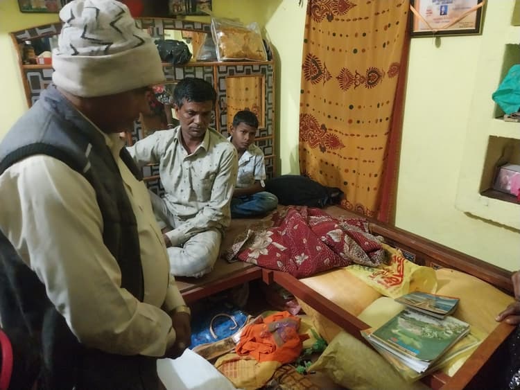 Giridih News :घर से तीन लाख नकद व डेढ़ लाख के जेवरात की चोरी