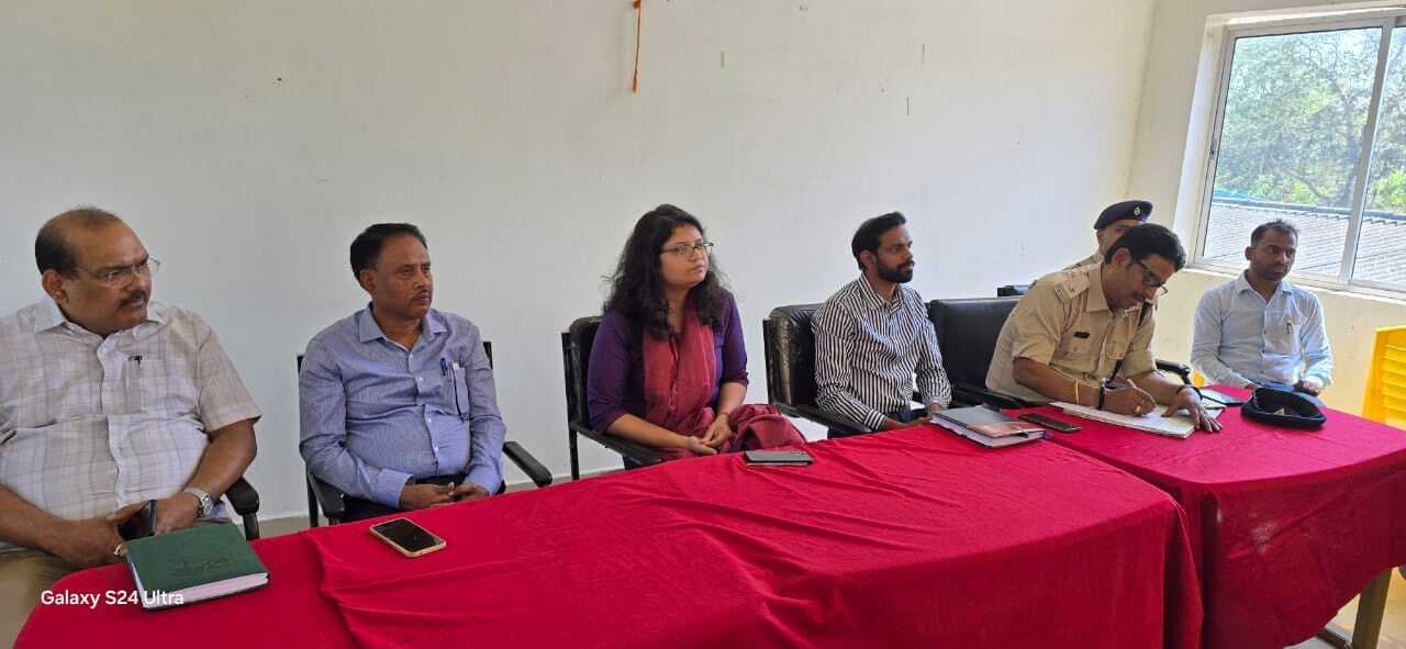 west singhbhum news: भाईचारगी व सौहार्दपूर्ण वातावरण में मनायें होली : एसडीओ