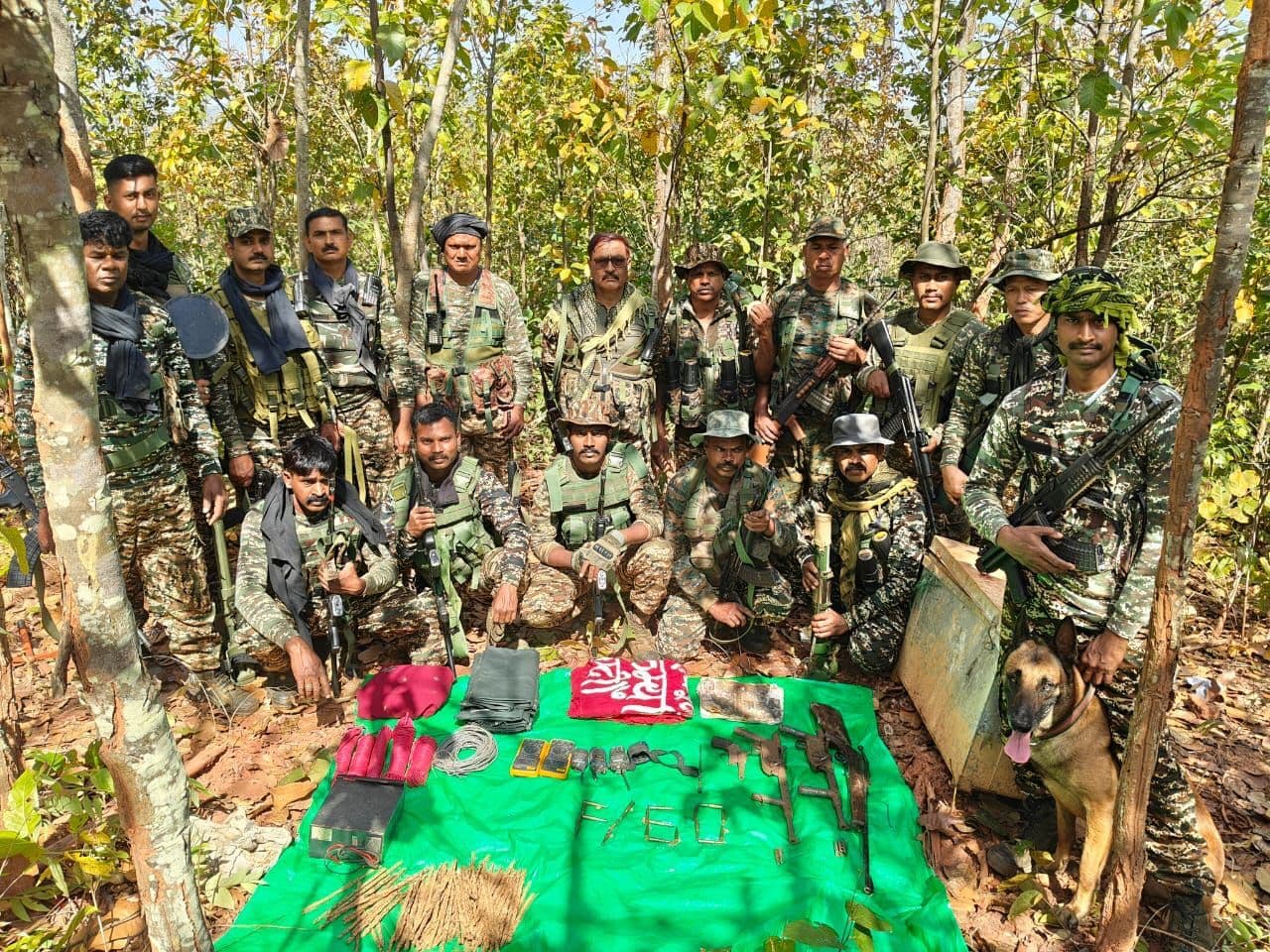 chaibasa News :टोंटो में नक्सली डंप ध्वस्त, केन बम, कार्बाइन और राइफल बरामद