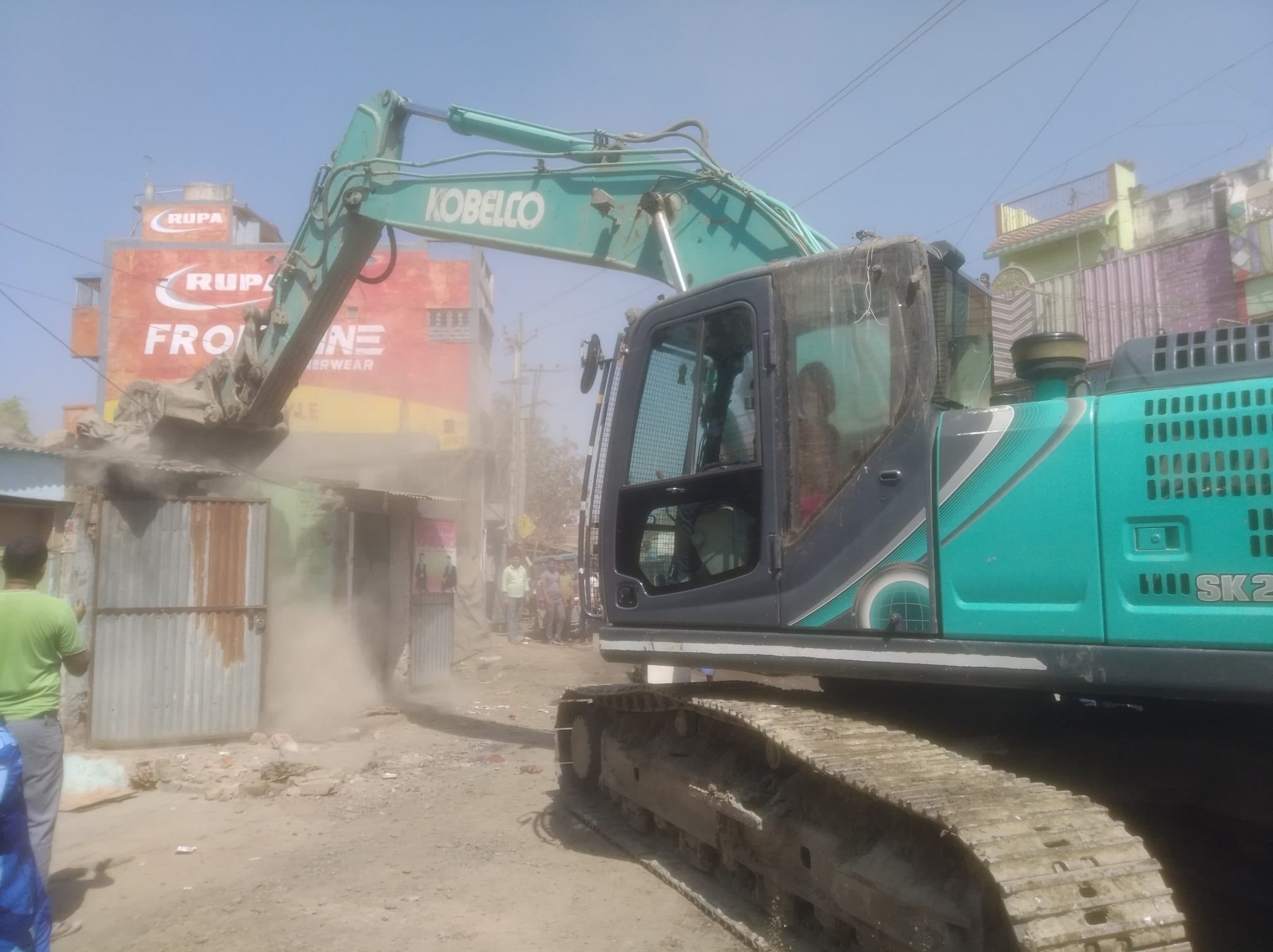 बादशाही पुल के समीप चला अतिक्रमण हटाओ अभियान