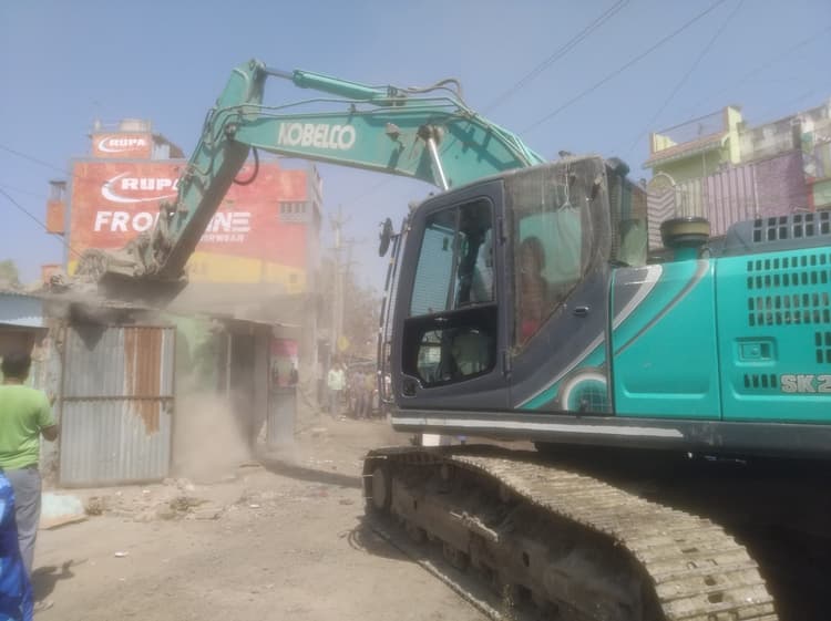 बादशाही पुल के समीप चला अतिक्रमण हटाओ अभियान