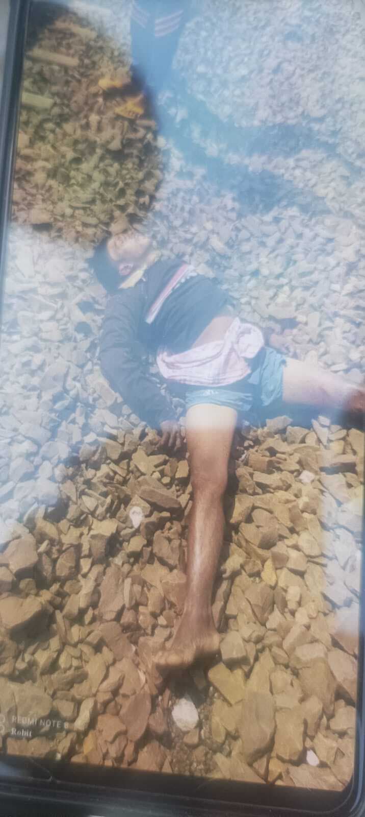 East Singbhum News : धालभूमगढ़ में ट्रेन से कटे युवक का शव परिजनों ने झाड़ी में छिपाया, पुलिस ने बरामद किया