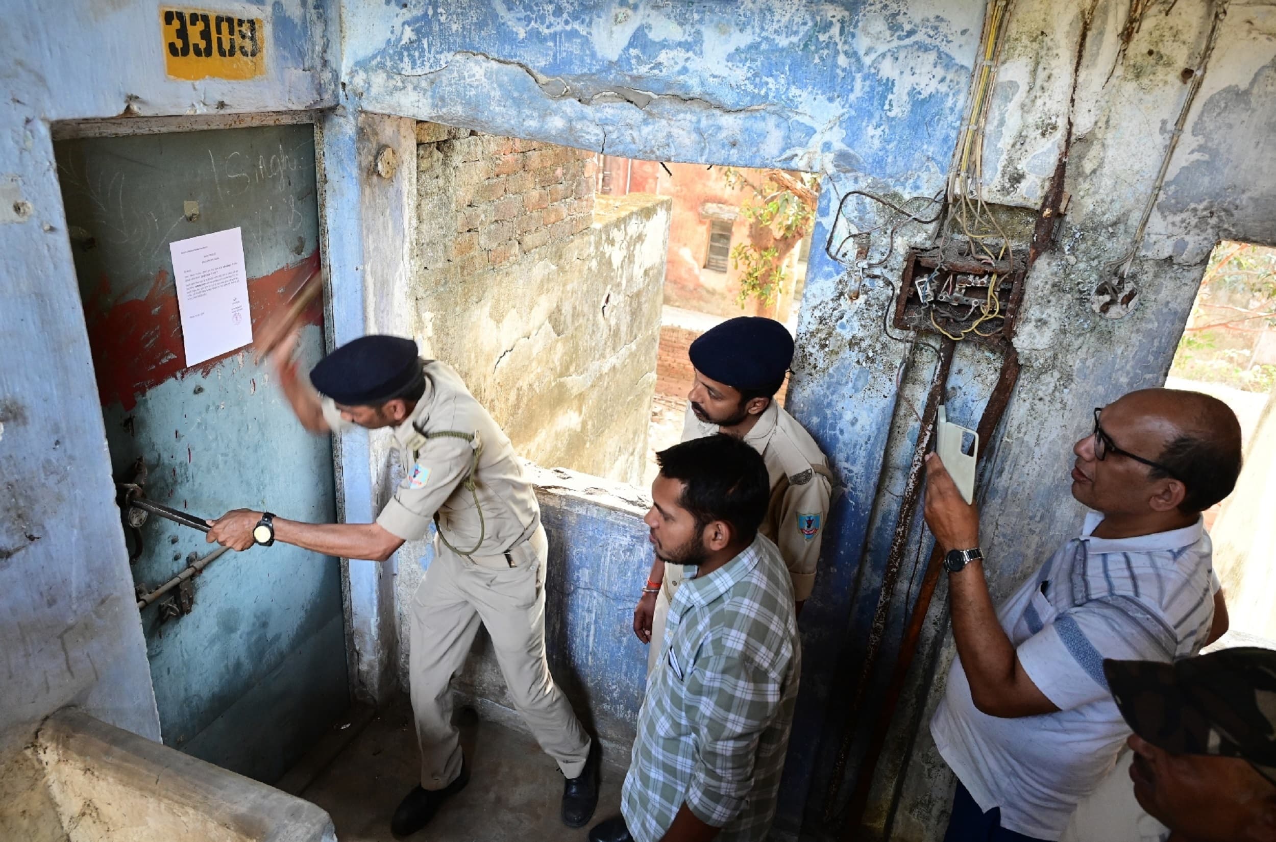 Bokaro News : सेक्टर-12 व सेक्टर-08 में कब्जा वाले क्वार्टर का तोड़ा गया ताला