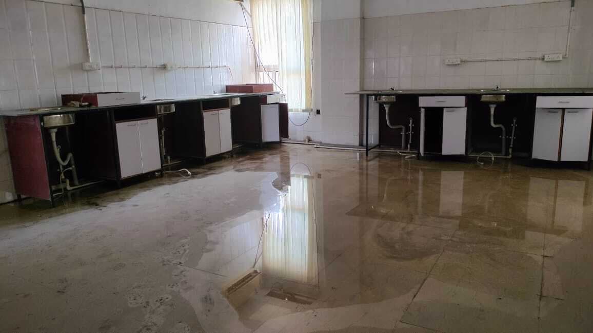 Jamshedpur News : एमजीएम अस्पताल के इएनटी ओटी का नल और पाइप ले गये चोर, विभाग बना तालाब