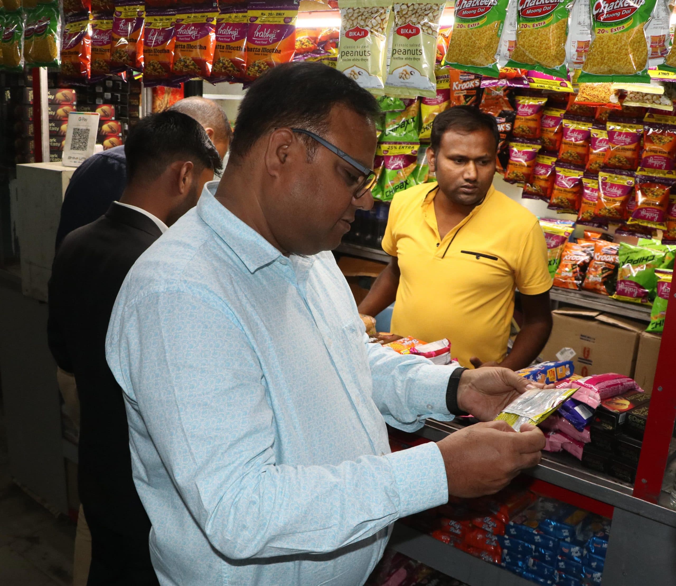 Dhanbad News : रेलवे स्टेशन पर रेल नीर की जगह बिक रहा दूसरा पानी जब्त, यात्रियों को कम दिया जा रहा था चाय व भोजन