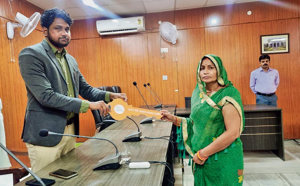 Gopalganj News  : आवास की चाबी डीडीसी ने थमायी, तो छलक उठे आंसू, जिले के 5268 लाभुकों के खाते में 21.7 करोड़ खाते में भेजे गये