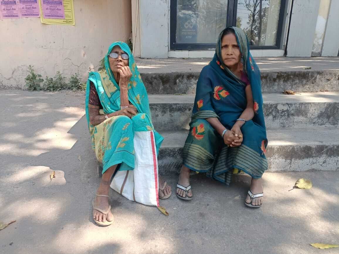 पेंशन के लिए कार्यालय का चक्कर लगा रहे बुजुर्ग