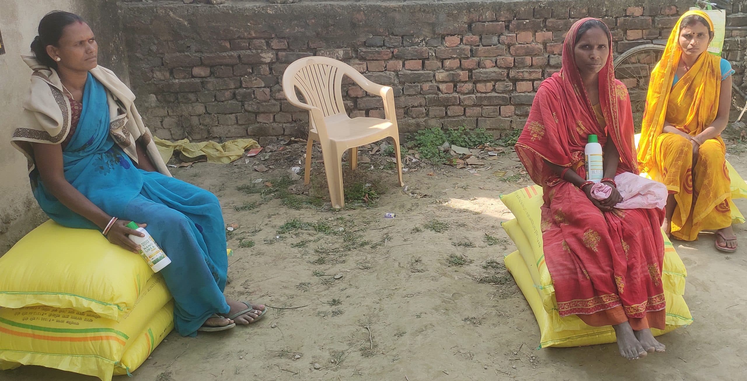 बिस्कोमान में किसानों को सरकारी कीमत पर मिल रही यूरिया