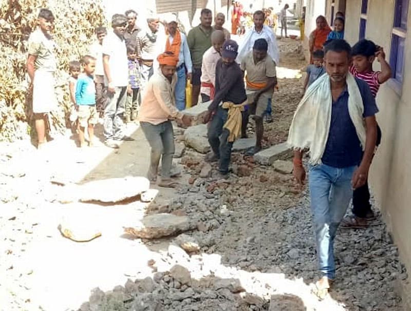 सड़क निर्माण में बाधक बन रहा अतिक्रमण हटा