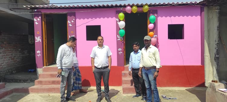 आवास निर्माण कार्य पूर्ण कराने वाले लाभुकों को कराया गया गृह प्रवेश