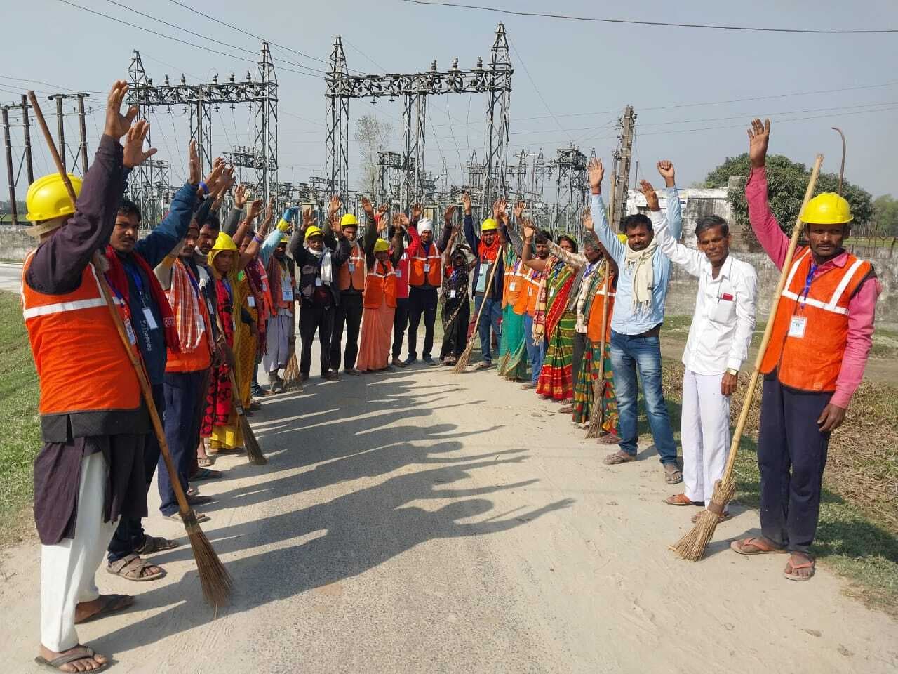 स्वच्छता कर्मियों की छंटनी के विरोध में प्रदर्शन