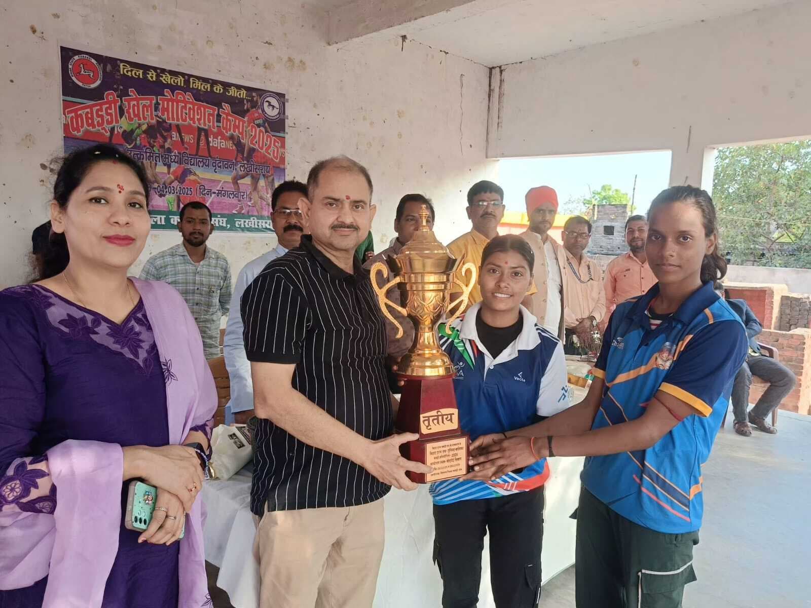 बालिका कबड्डी टीम ने संघ को सौंपी अपनी उपलब्धि