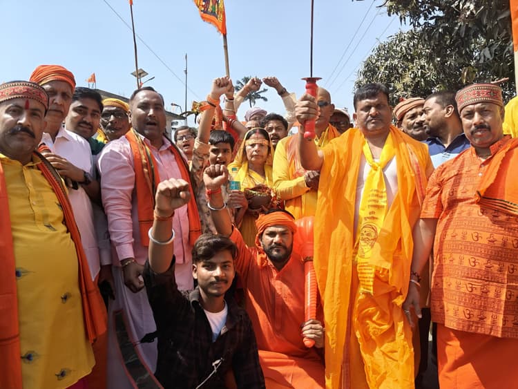 501 देव कन्याओं ने निकाली कलश यात्रा, एक माह तक होगा रामधुनी